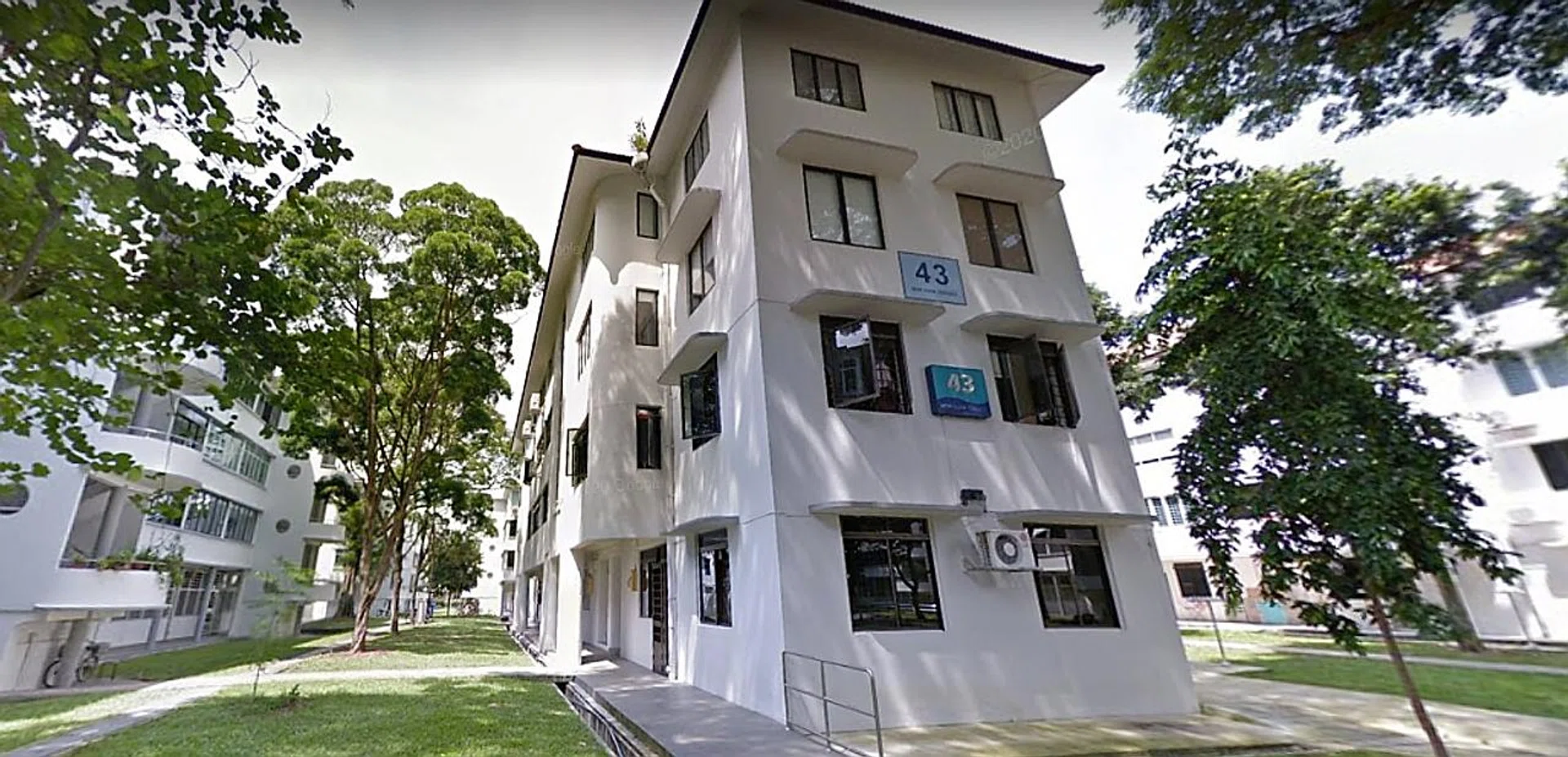 The unit at Block 43 Moh Guan Terrace in Tiong Bahru was created by joining two two-room flats. The area is also steeped in heritage, given that Moh Guan Terrace is located along the Tiong Bahru Heritage Trail and next to a conservation area. 