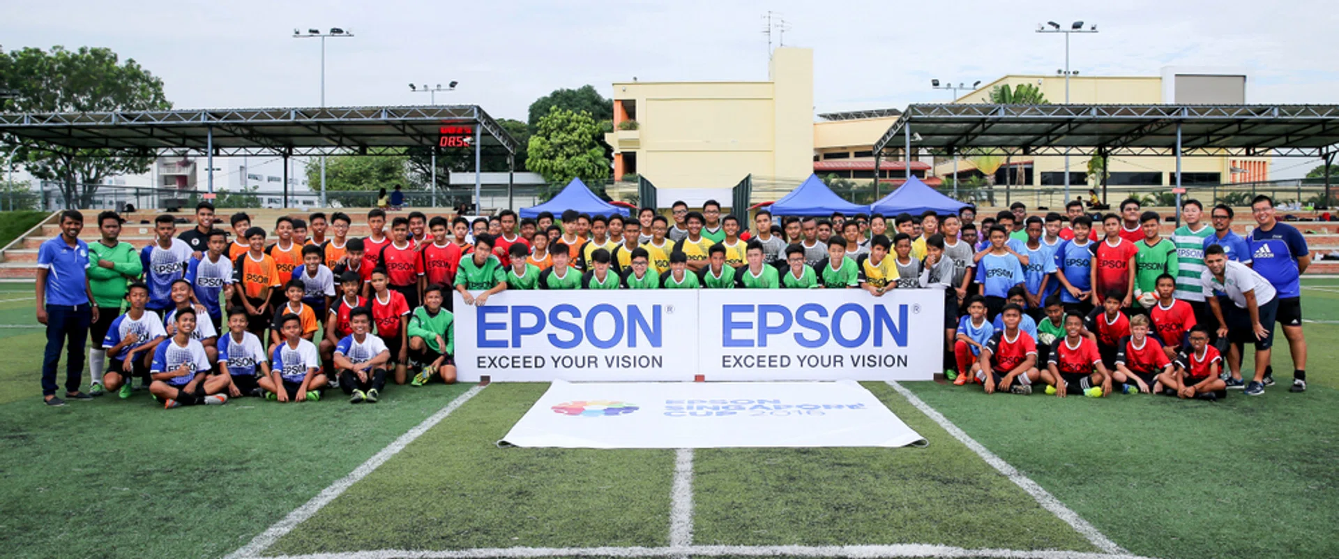 Participants of the inaugural Epson Singapore Cup posing for a group picture with Noor Ali (far left) Hasrin Jailani (far right in glasses) Carlos Delgado ( far right in white ) and Ben Teng ( far right in Geylang International jersey). 