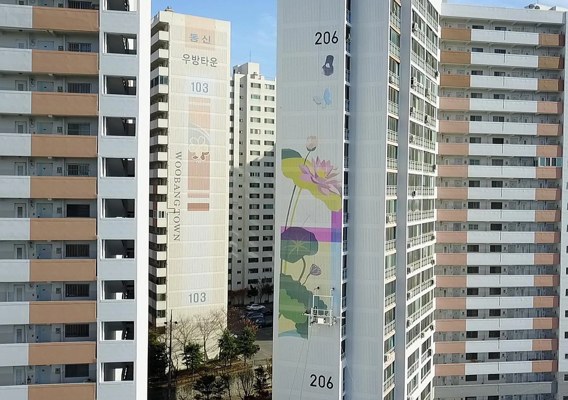 A robot called ArtBot painting murals on high-rise buildings in South Korea. 
