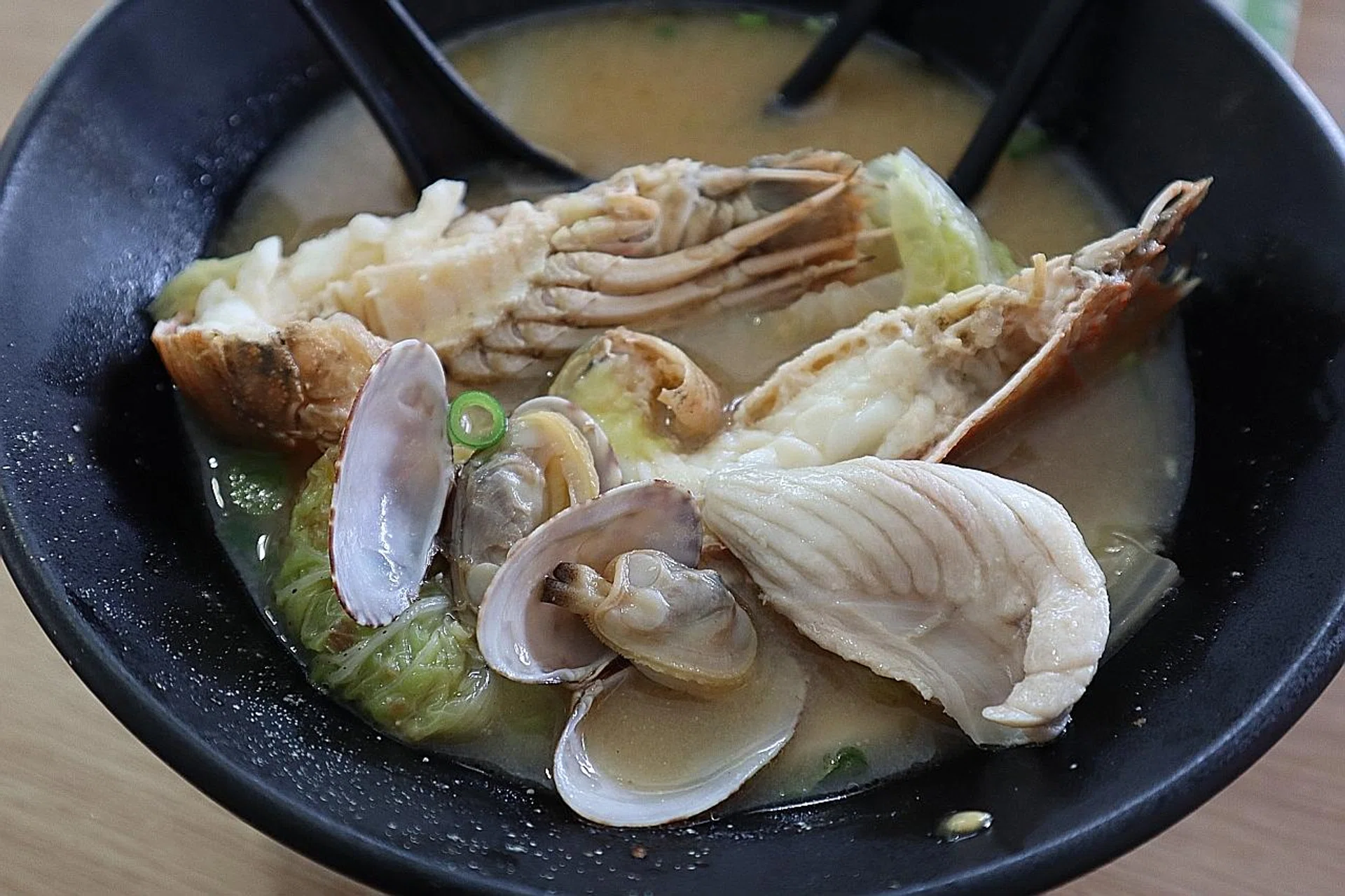 The drool-worthy seafood soup that is made from dried seafood, bones and teepo, among other ingredients. 