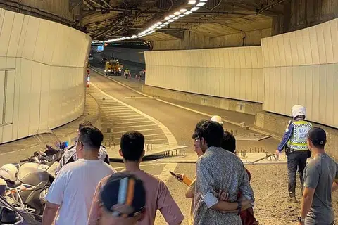 Massive jam at Nicoll Highway entrance to KPE after metal plates fall from lorry