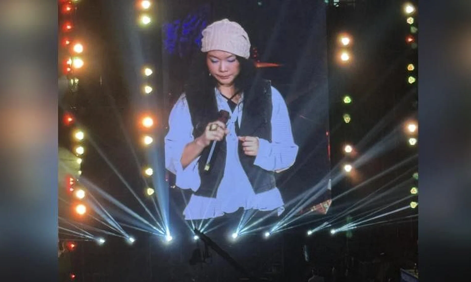 Singapore singer Mavis Hee allegedly spent only half an hour singing five songs, with her manager engaging with the audience for about one hour. 