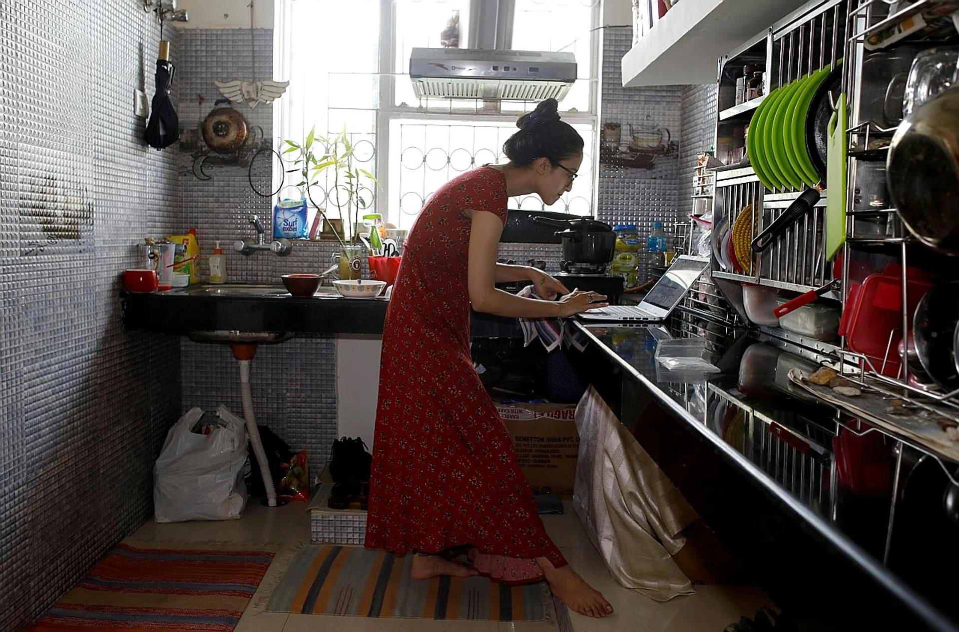 If you don't cook, there's no reason why you shouldn't make good use of every inch of space in your small apartment, including the kitchen countertop. 