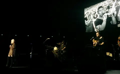 Tears prompt impromptu duet at Jessie J concert