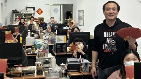 Taiwan boss gives workers $400 hongbao