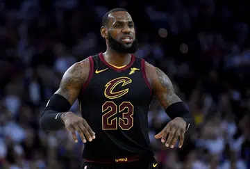 LeBron says Warriors link is 'nonsense'