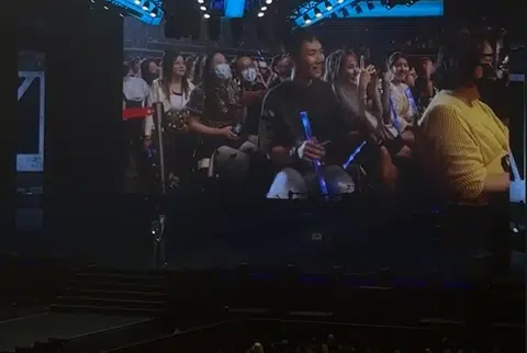 Fan chopes seat with shoe, hobbles out to buy coffee for Joker Xue