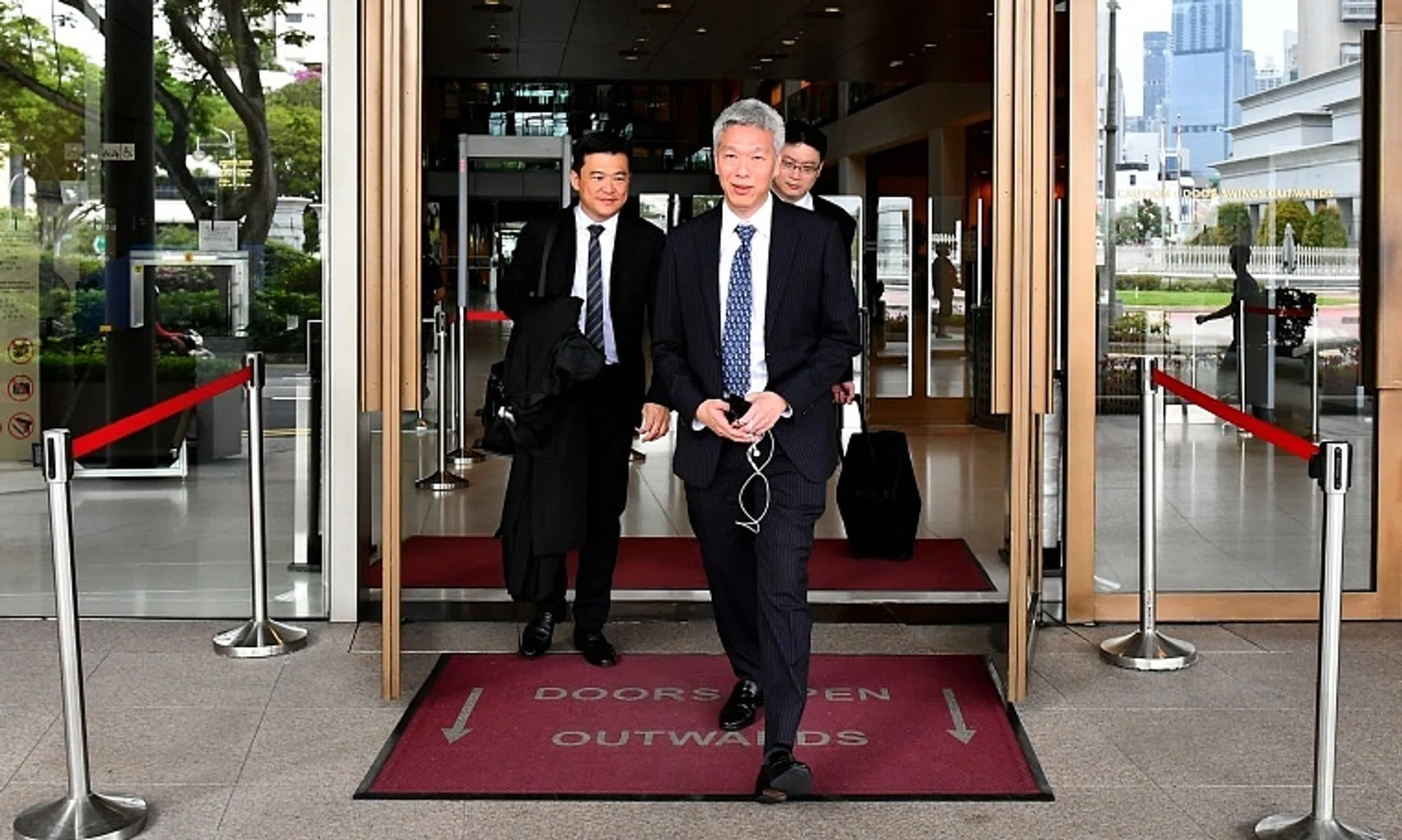 Mr Lee Hsien Yang (centre) leaving the Supreme Court on Apr 10, 2017.