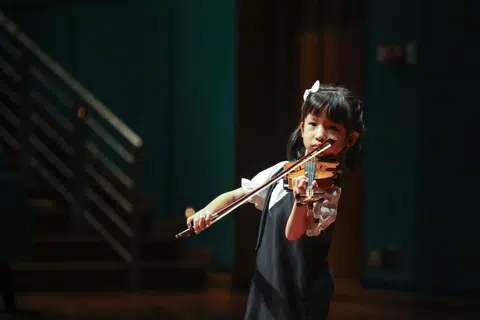 S'pore girl, 5, is youngest violinist to score 100 in Grade 8 exam