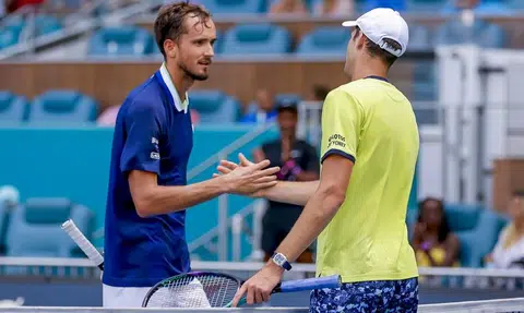 Djokovic stays No. 1 as Medvedev falls to Hurkacz at Miami