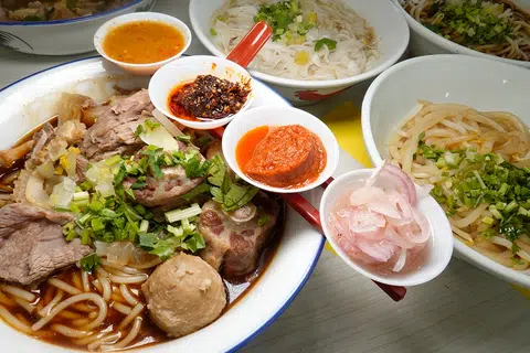 Makansutra: Glad to order from these Happy Hawkers