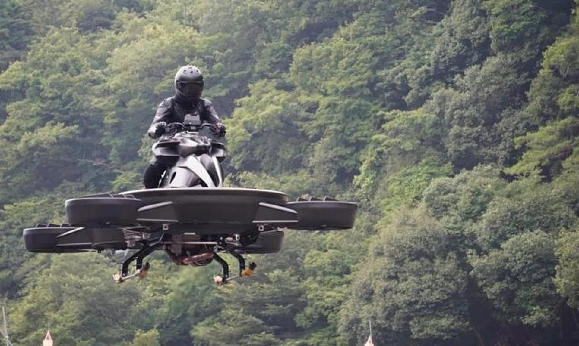 The XTURISMO hoverbike can fly for 40 minutes, reaching speeds of up to 100 kmh.