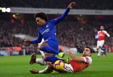 Arsenal beat toothless Chelsea to blow top-four race open
