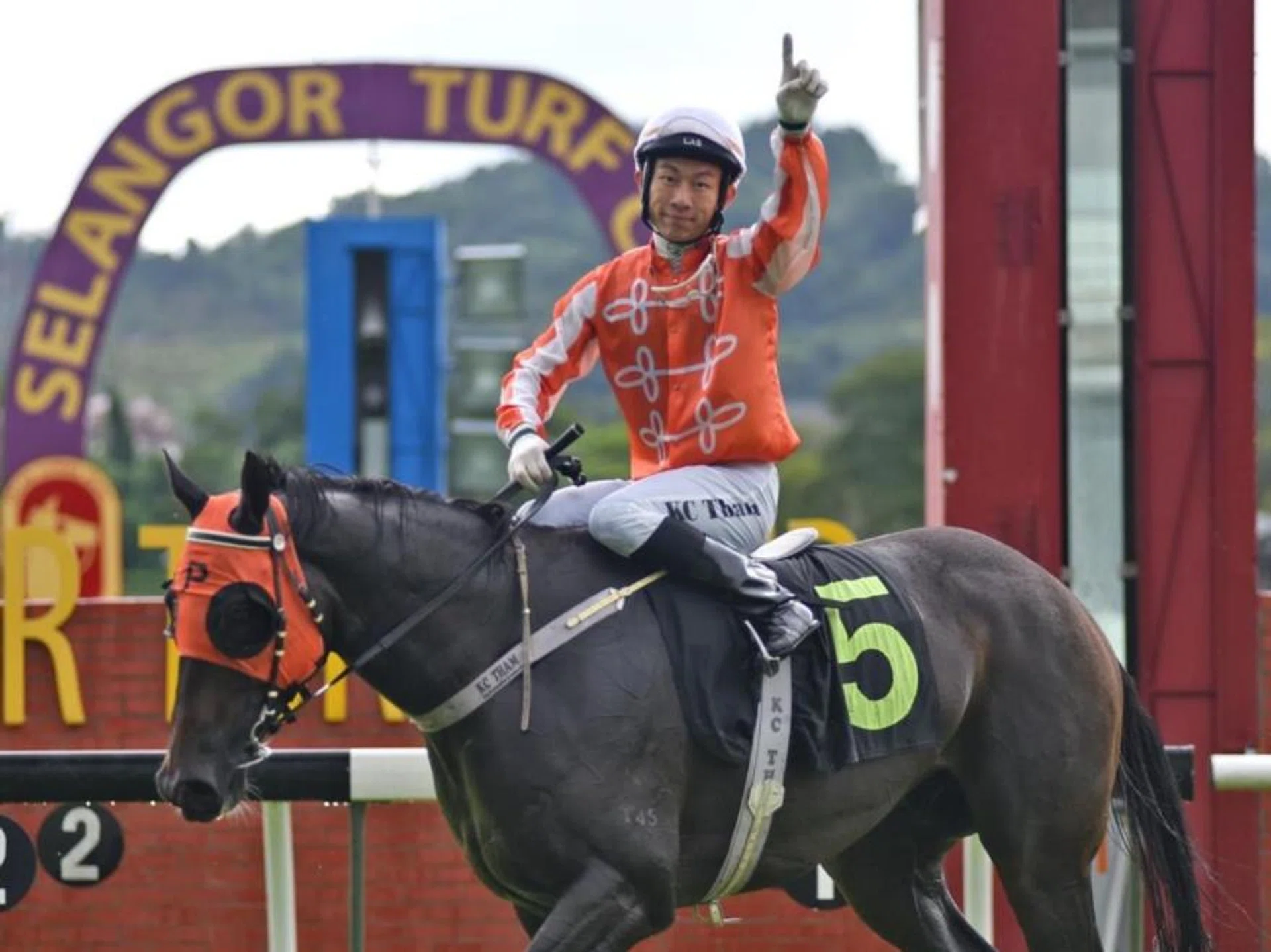 Pacific Charm's winning jockey Tham Kim Chong's No. 1 sign saluting Singapore Gold Cup-winning trainer David Kok's first win in Malaysia, at Sungai Besi on Nov 17. 


