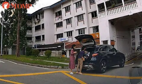 'Have some sense': Driver annoyed by Mercedes blocking carpark