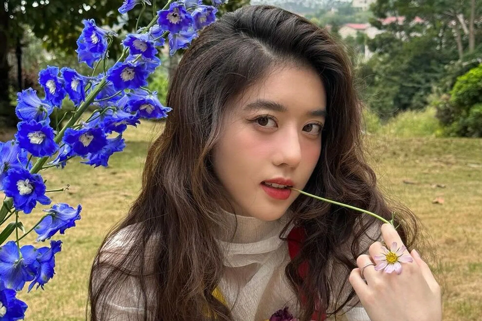 Singer-actress Eleanor Lee says she decided not to quit because of her mother, local host Quan Yifeng.