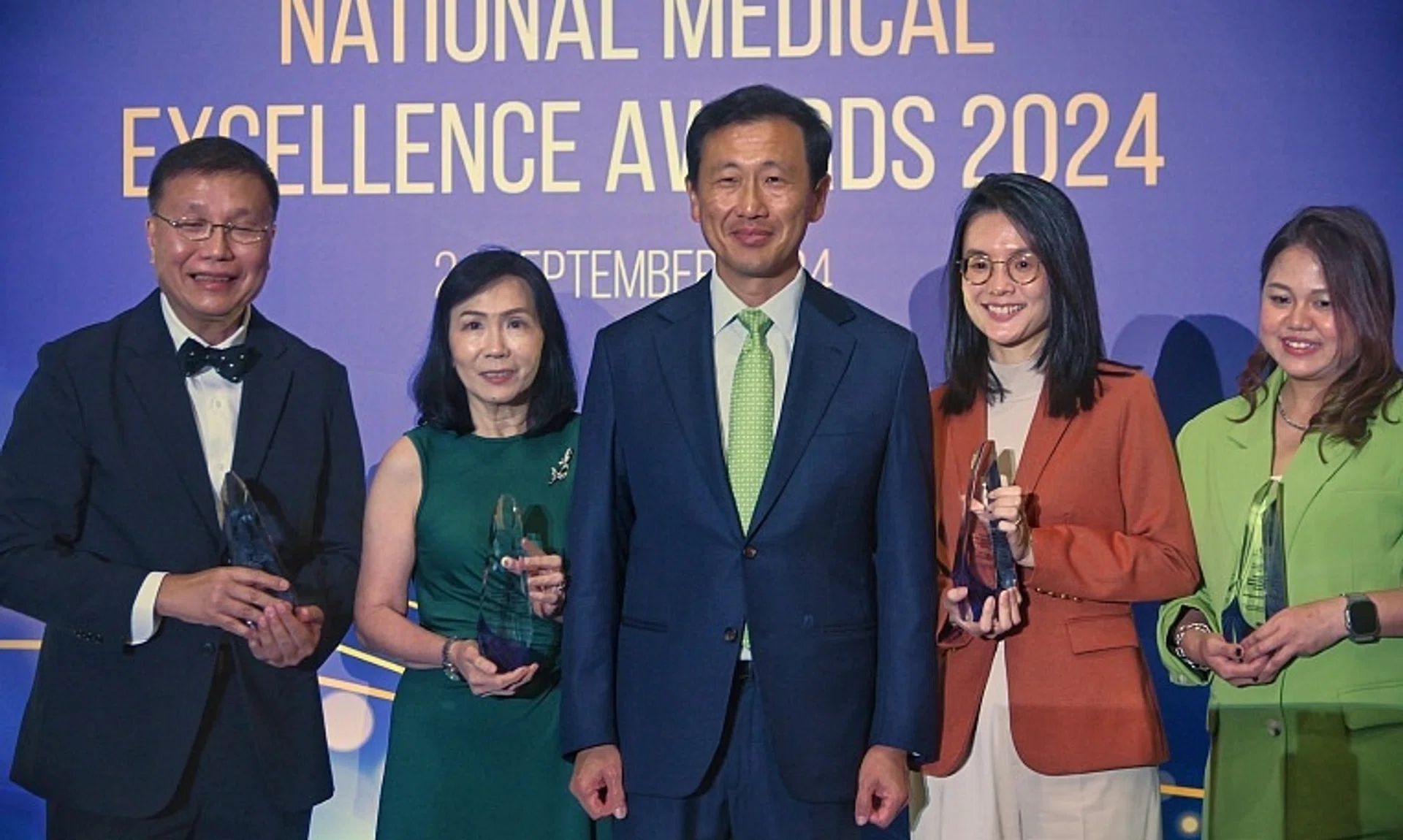 Health Minister Ong Ye Kung (centre), with the SingHealth Community Hospital team members, (from left) Associate Professor Lee Kheng Hock, Ms Eunice Chin, Ms Adeline Kwan and Ms Clara Poh .