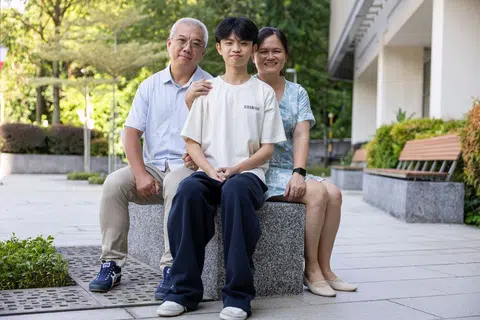 Ryan Lim (centre) with his father Lim Chang Kwan (left) and his mother May Lim at NUHS Tower Block on Aug 25.