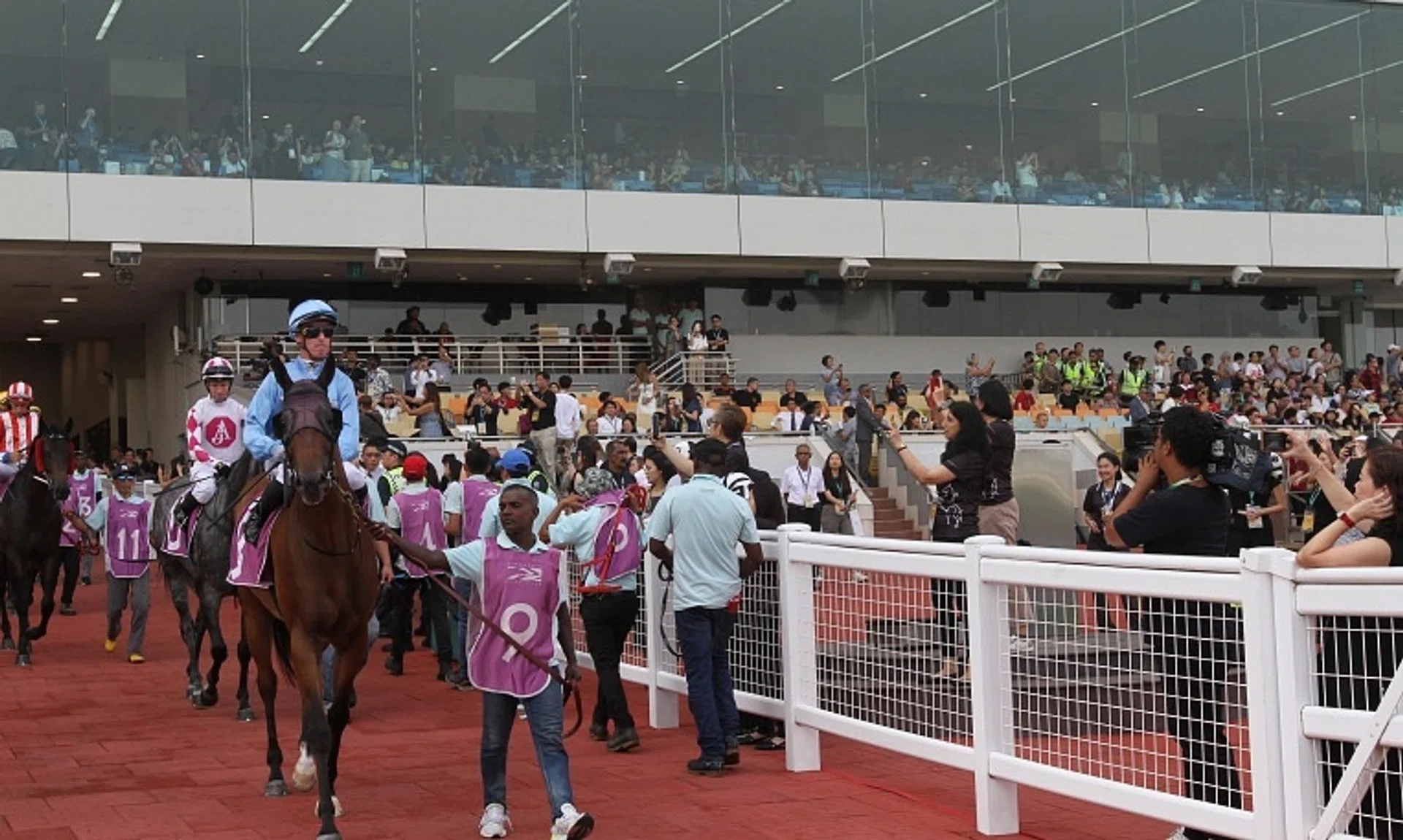 A crowd of 10,000 turned out for the last race meeting at the Singapore Turf Clb on Oct 5. 