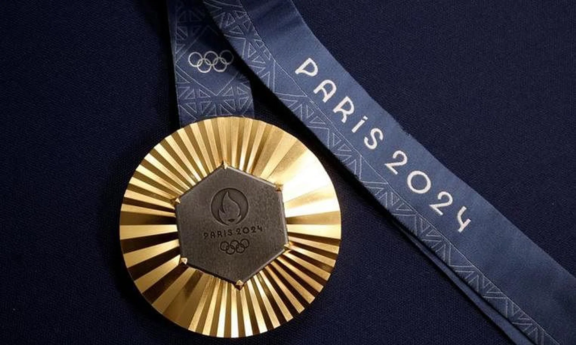 FILE PHOTO: Paris 2024 Olympics Medal Preview - Chaumet, Paris, France - February 1, 2024 A Paris 2024 Olympic Games gold medal is seen on display at Chaumet jewellery REUTERS/Benoit Tessier/File Photo