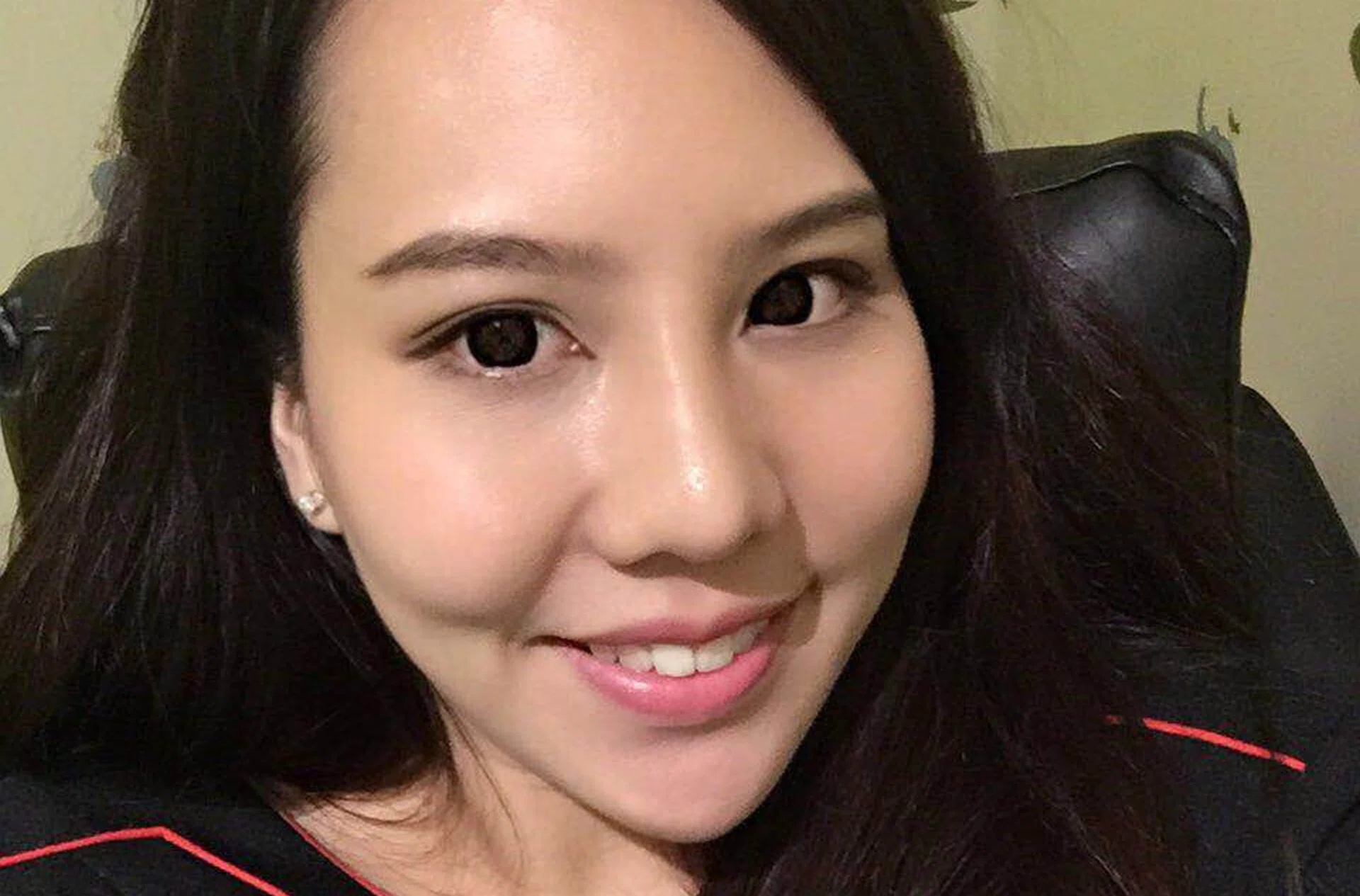 "She just took out all of her credit cards, asking us to swipe the maximum amount for each credit card. When asked, she just said she wanted to sell off all the gold for cash." - Mrs Jacelyn Wong, 23, a customer service executive
