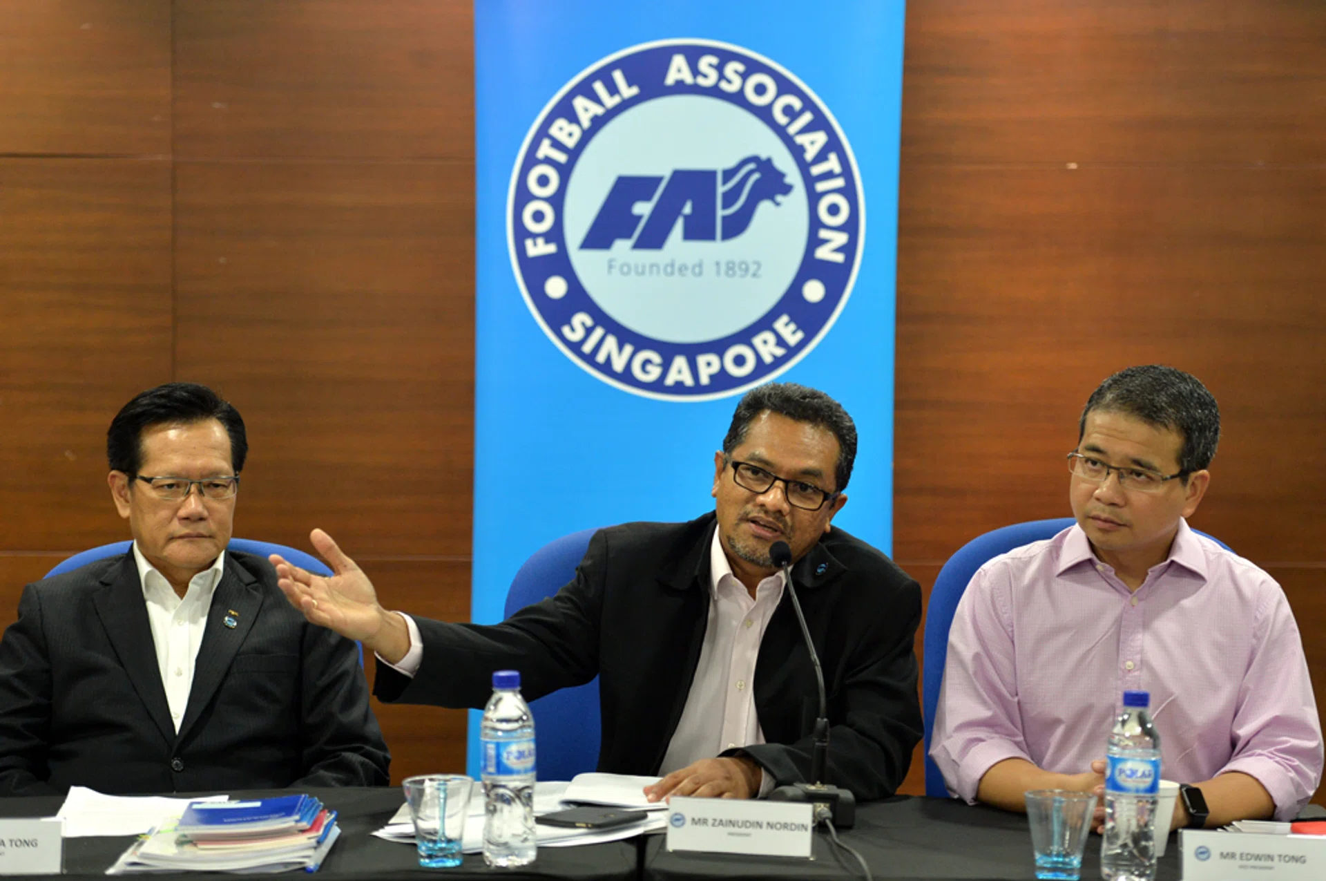 HE'S NEXT? FAS VP Lim Kia Tong (left) sitting beside FAS chief Zainudin Nordin at last year's AGM.