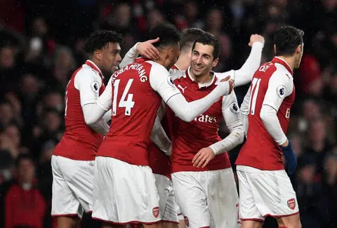 Ramsey hat-trick helps Arsenal thrash Everton