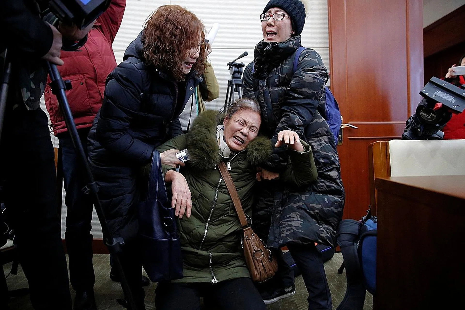 Madam Wang Yulian, whose daughter was onboard the missing MH370, breaks down at a meeting with the airline representatives in Beijing on Jan 18. 
