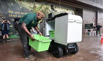Robot delivers meals on wheels for Bird Paradise residents