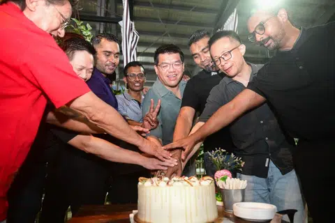 Mr Andrew Joseph Ng (centre) celebrating Empatherapy's fourth anniversary with partners, volunteers and former inmates.