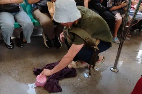 Man uses his spare T-shirt to clean spilled tea on MRT, praised for 'exceptional civic consciousness'