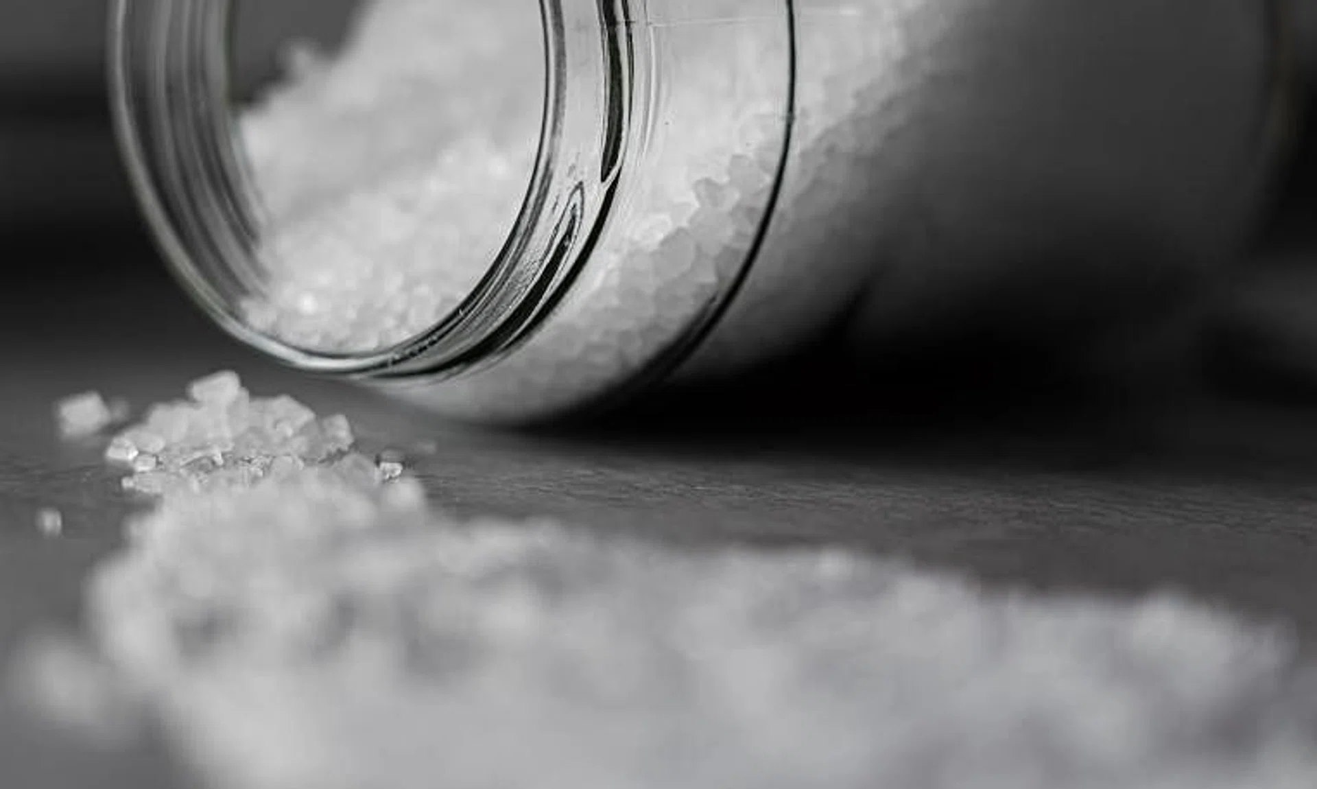 Salt shelves were emptied in supermarkets and sold out in online sales platforms in some places.