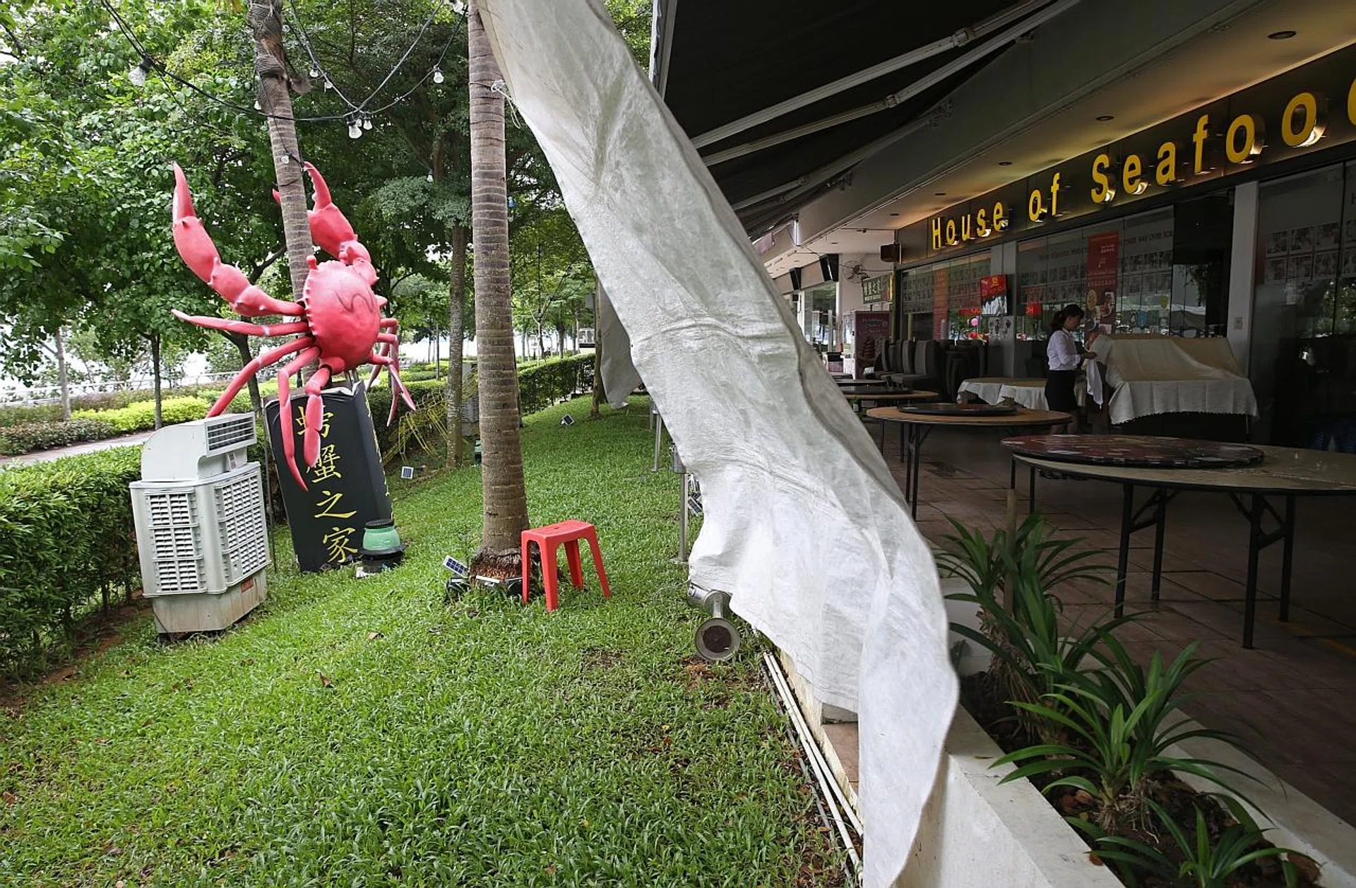 The House of Seafood restaurant in Punggol has been using machines to blow warm air in the alfresco area for the comfort of customers. 