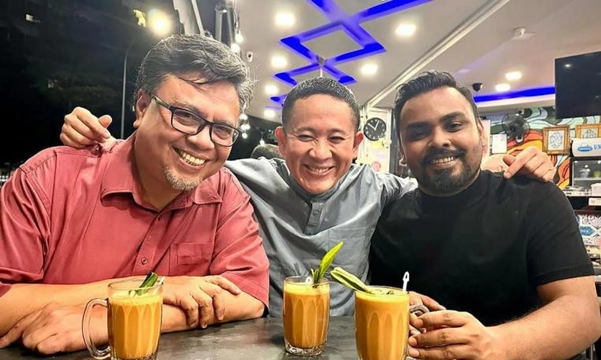 Former Member of Parliament Amrin Amin (centre) with actor Suhaimi Yusof (left) and Sizzlers drinks stall owner Sheik Mohammad.