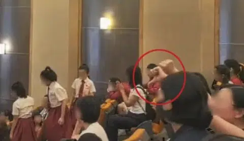 Women jeer at young participants of reading competition