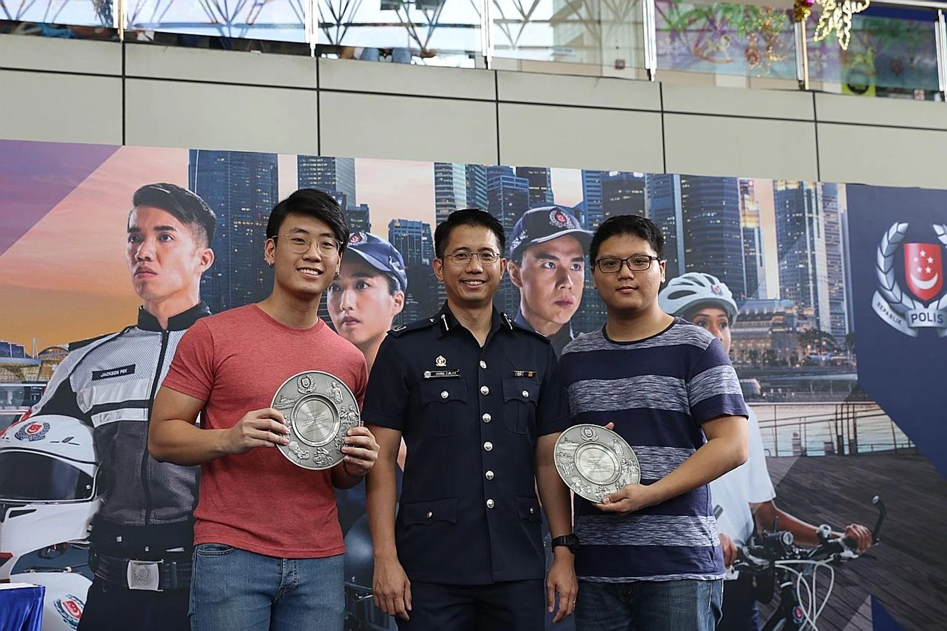 Mr Chow Jin Jun (left) and Mr Wong Jing Hao (right) were presented with the Public Spiritedness Award by Deputy Assistant Commissioner of Police Chong Zunjie.