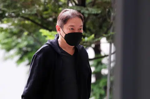 Ex-Singapore Zoo director jailed 6 years for taking $2.4m in bribes