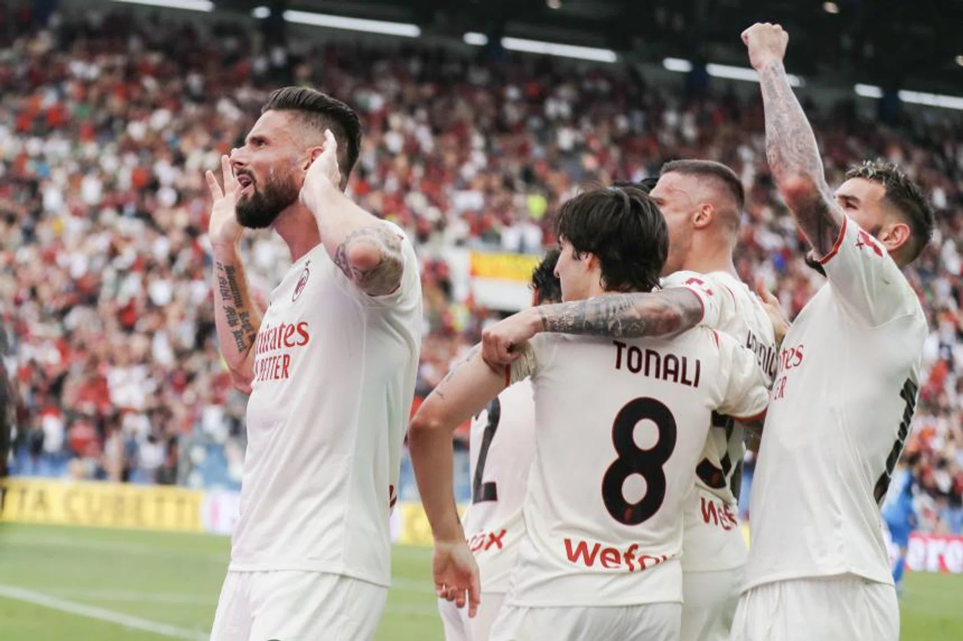 Olivier Giroud (left) celebrates after scoring the second goal against Sassuolo, on May 22, 2022. 