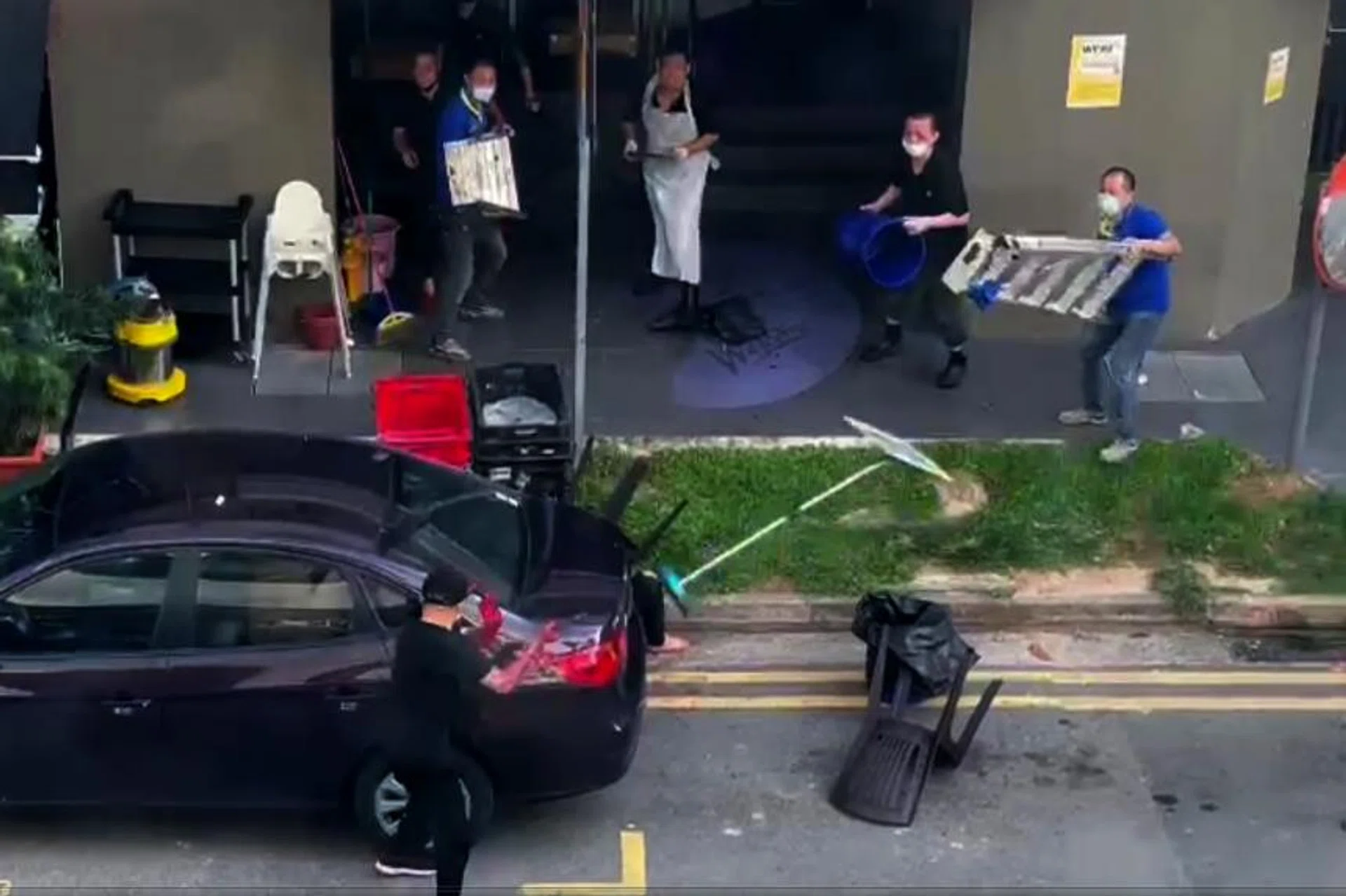 An image from the Internet shows the slashing suspect in a standoff with members of the public. 
