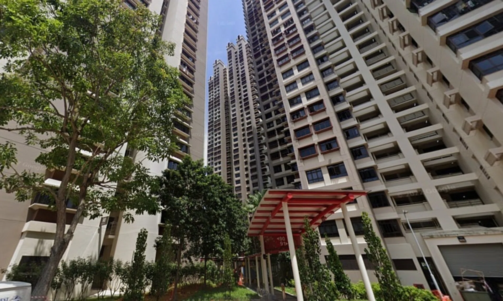Surrounding HDB blocks had their water supply disrupted, including Blocks 89, 90, 91 Tanglin Halt Road.