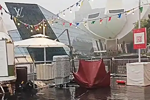 Heavy rain overturns tables, chairs at Marina Bay Sands pop-up market