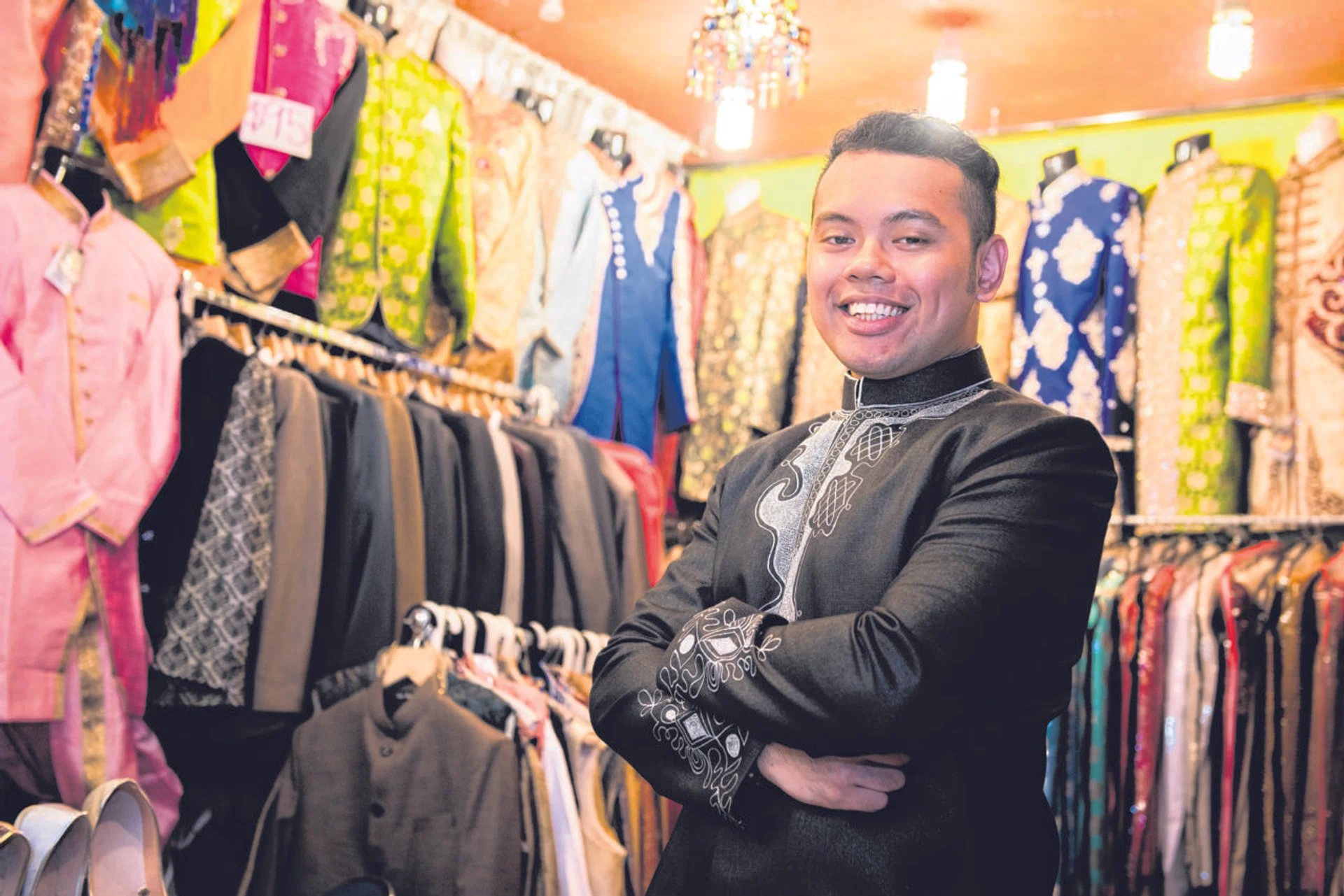 The replica, worn by TNP reporter Aqil Hamzah, is a two-piece Jodhpuri suit rather than the one-piece sherwani seen in the movie. 