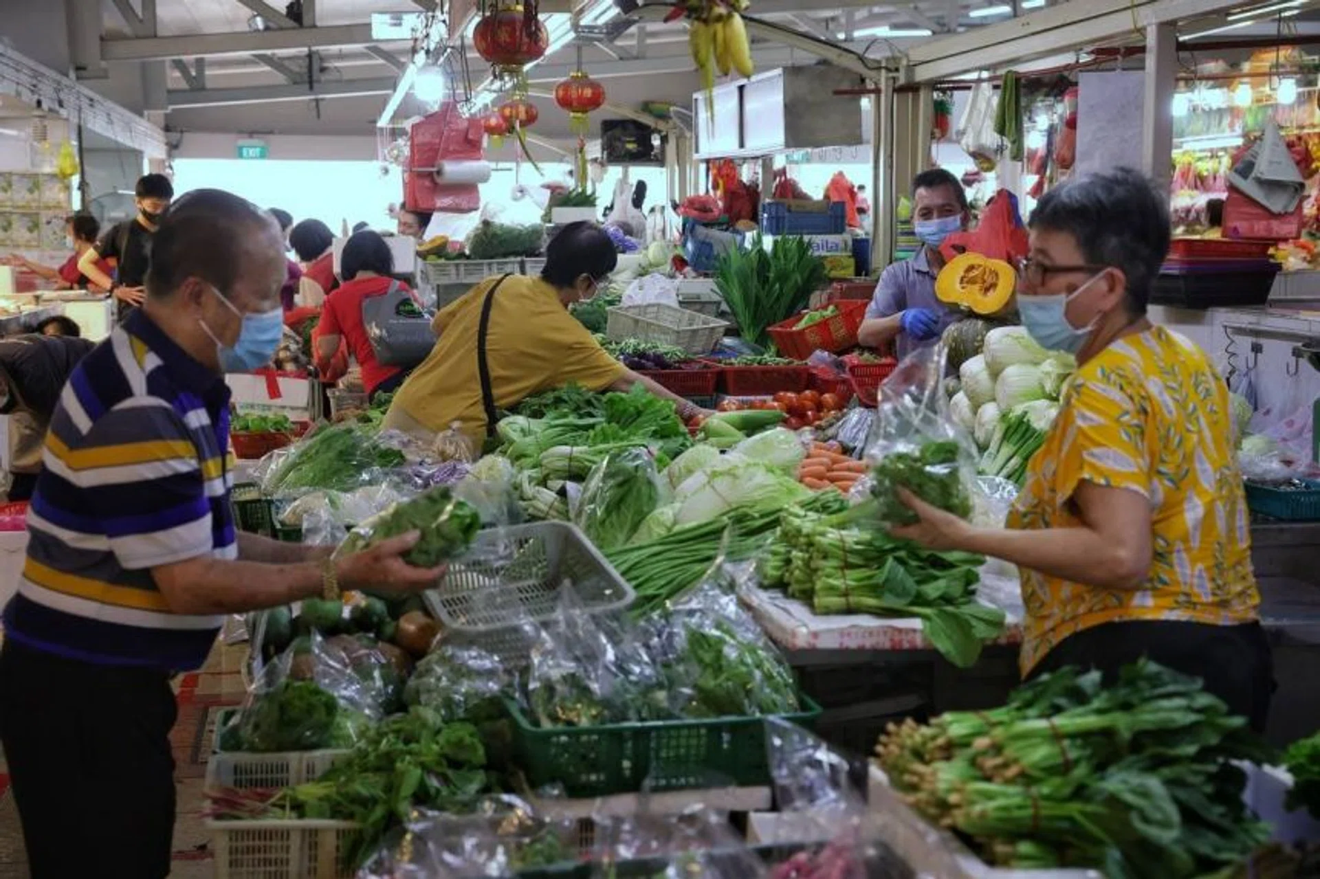 Market-goers buying vegetables at Kovan 209 Market and Food Centre on Nov 25, 2021.
