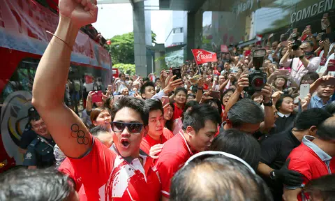 Fans out in full force for Schooling's victory parade