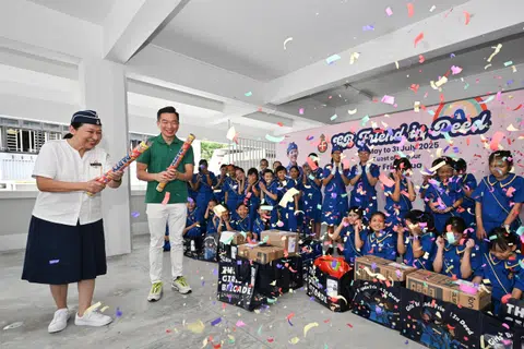 Girls' Brigade Singapore president Sharon Liat and Mr Eric Chua, Senior Parliamentary Secretary for Social and Family Development, flag off deliveries to beneficiaries on May 22.