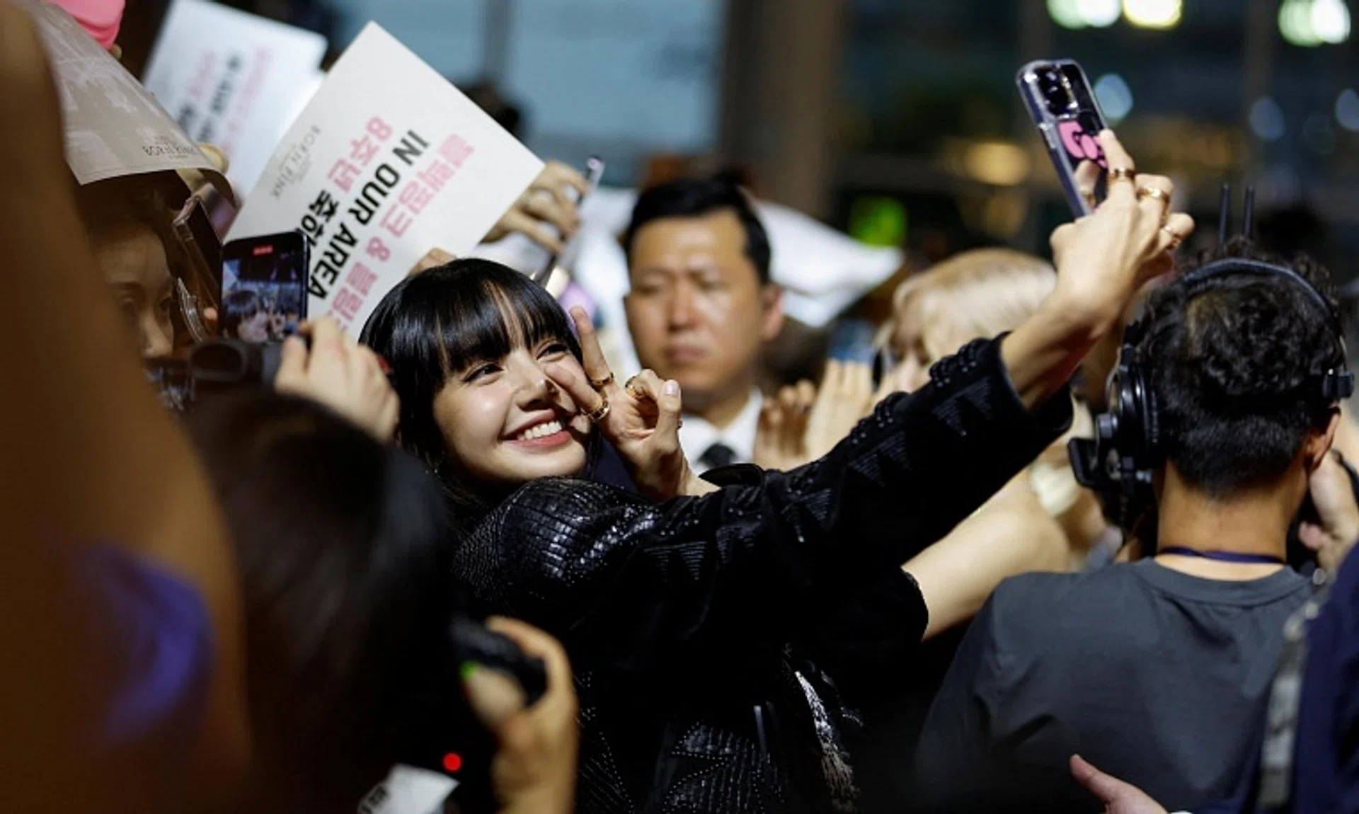 Lisa’s artiste management company Lloud announced on Sept 24 that she is holding five fan meets in Asia in November.  