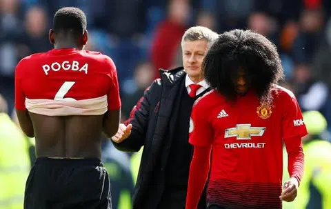 Man United out of top four after draw with relegated Huddersfield