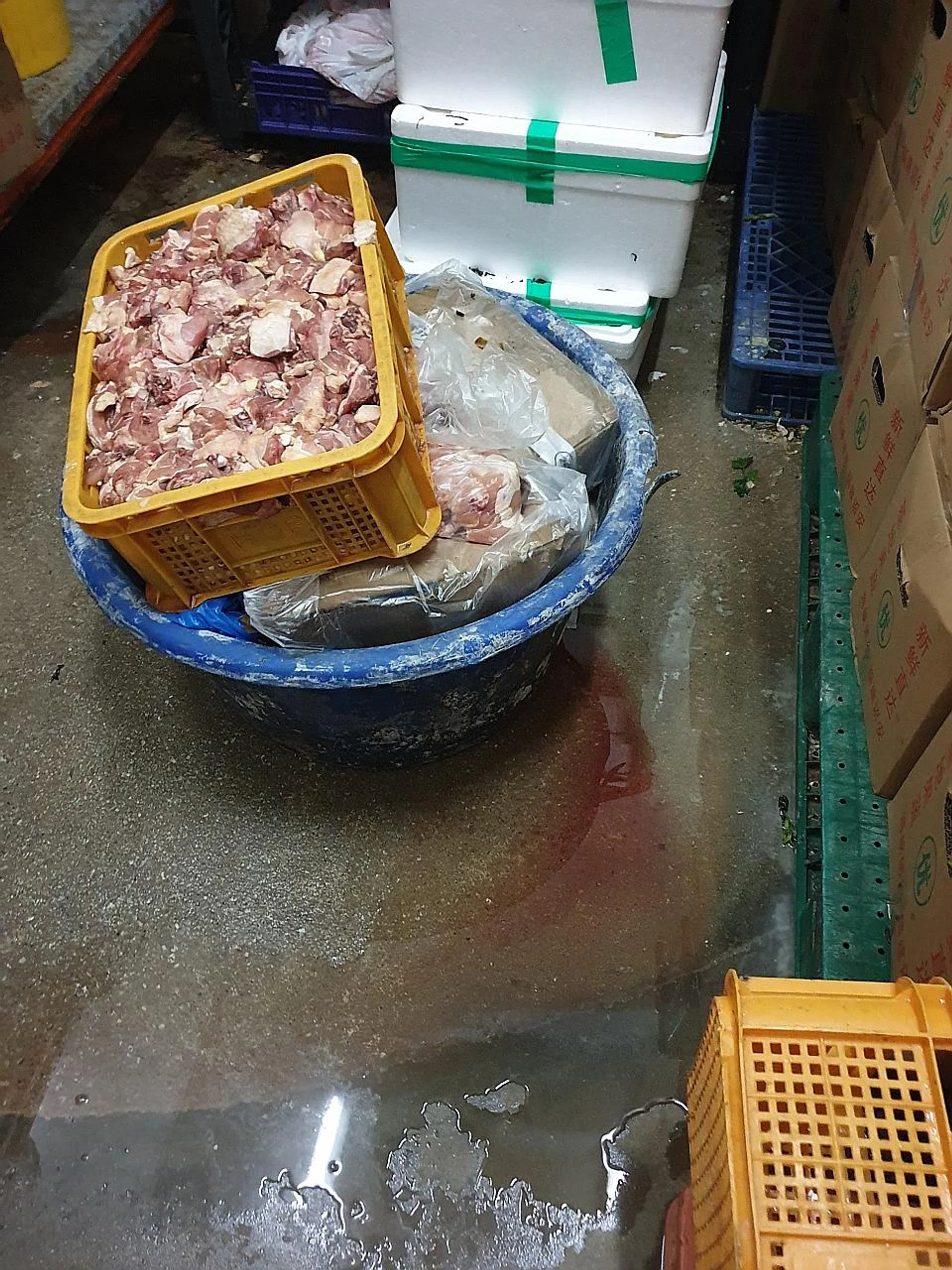 The SFA officer discovered water from the cleaning of the kitchen floor splashing onto uncovered meat and vegetables placed on the ground.