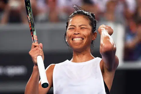 Hsieh downs Radwanksa to reach last 16