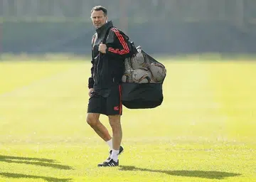 Dwight Yorke: Giggs should replace van Gaal